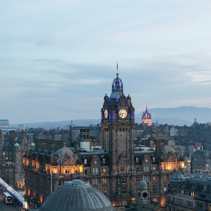 De avond die valt over de stad in Edinburgh